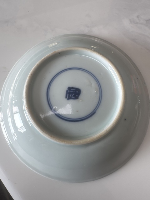 古玩陶瓷松鼠葡萄青花盤真品鑒賞圖