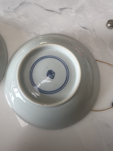 古玩陶瓷松鼠葡萄青花盤真品鑒賞圖