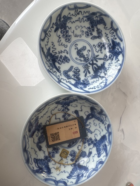 古玩陶瓷松鼠葡萄青花盤真品鑒賞圖