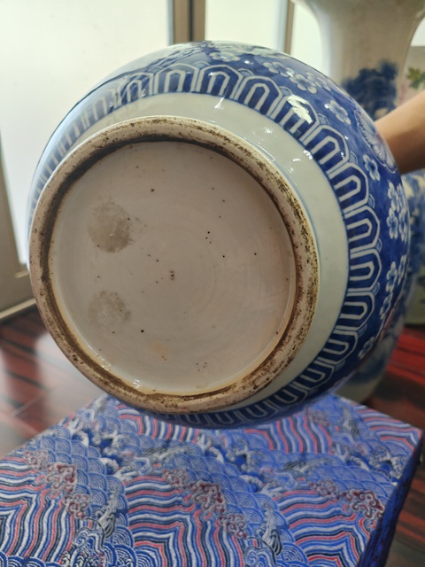 古玩陶瓷清中早期 青花皮球花卉紋賞瓶真品鑒賞圖