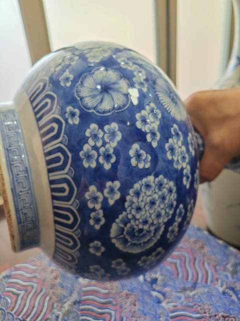 古玩陶瓷清中早期 青花皮球花卉紋賞瓶真品鑒賞圖