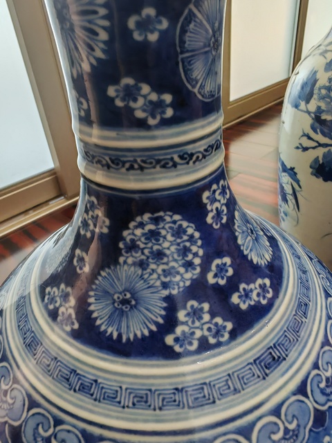 古玩陶瓷清中早期 青花皮球花卉紋賞瓶真品鑒賞圖