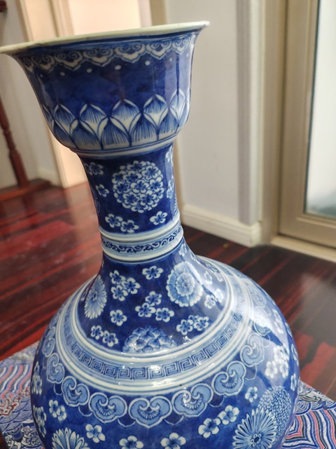 古玩陶瓷清中早期 青花皮球花卉紋賞瓶真品鑒賞圖