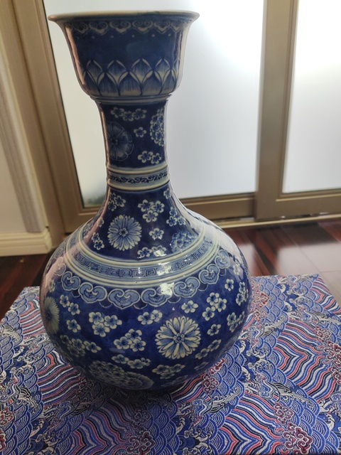 古玩陶瓷清中早期 青花皮球花卉紋賞瓶真品鑒賞圖