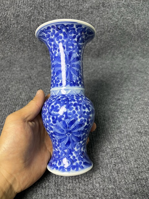 古玩陶瓷青花纏枝西番蓮紋花觚真品鑒賞圖