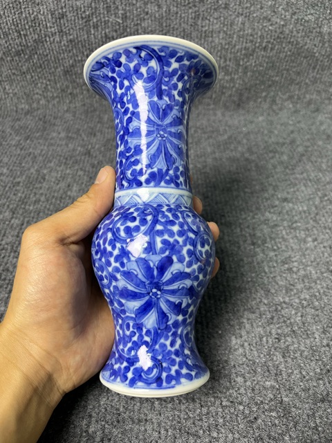 古玩陶瓷青花纏枝西番蓮紋花觚真品鑒賞圖