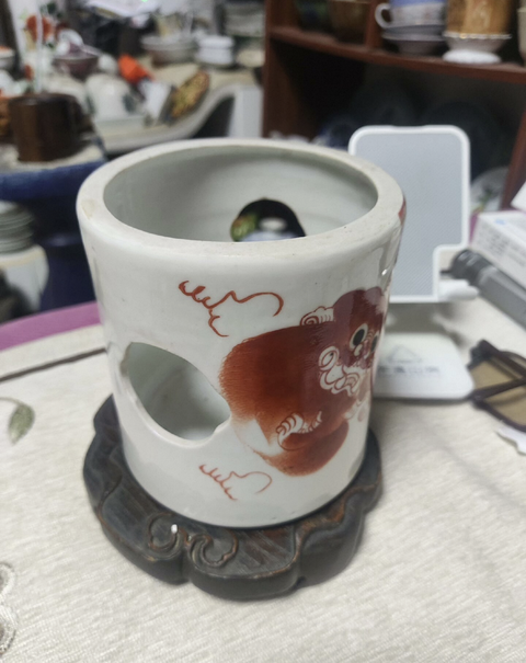 古玩陶瓷礬紅獅紋壺改筆筒真品鑒賞圖