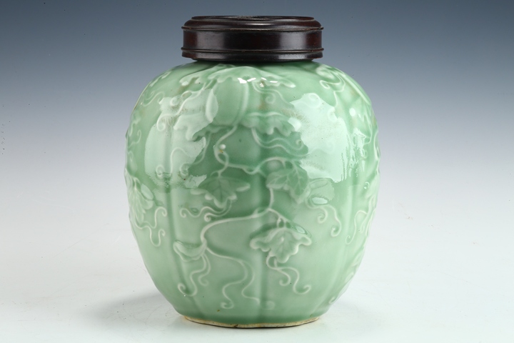 古玩陶瓷清末民初·青釉模印瓜瓞綿綿紋罐真品鑒賞圖