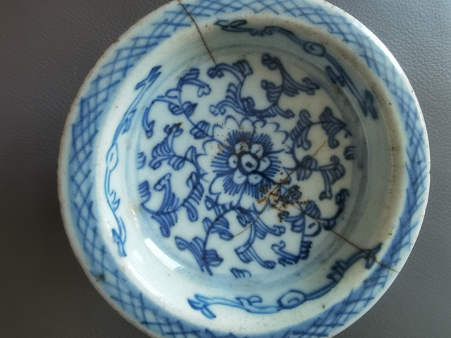 古玩陶瓷青花纏枝蓮紋高足供盤真品鑒賞圖