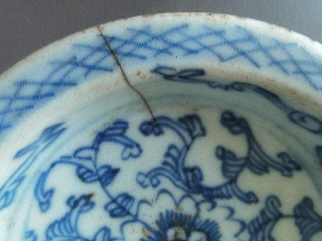 古玩陶瓷青花纏枝蓮紋高足供盤真品鑒賞圖