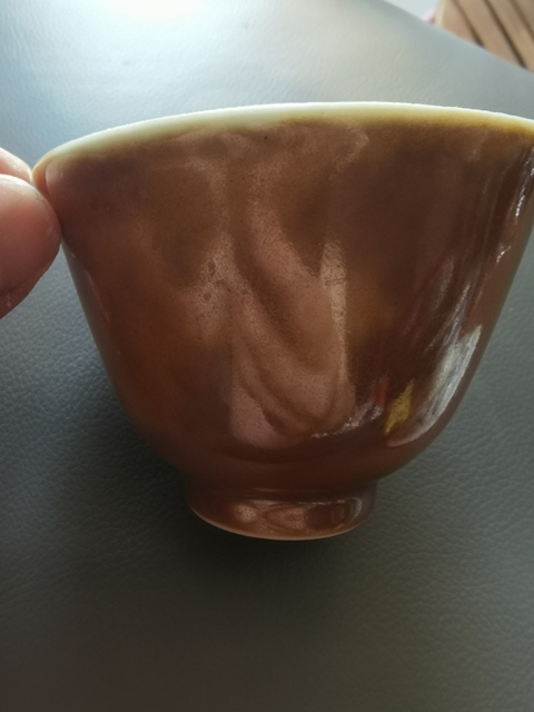 古玩陶瓷醬釉青花魚藻紋杯真品鑒賞圖