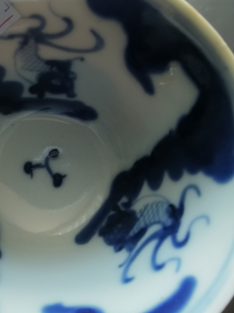 古玩陶瓷醬釉青花魚藻紋杯真品鑒賞圖