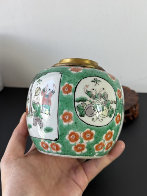 古玩陶瓷晚清·（細路）綠地開窗五彩“瓜爹連綿”人物故事圖罐拍賣，當前價格2200元