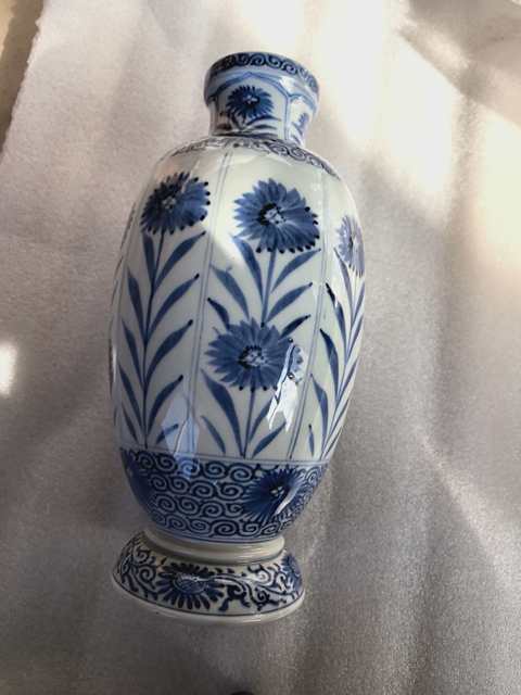 古玩陶瓷青花花卉花瓶真品鑒賞圖