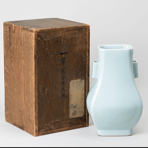 古玩陶瓷清光緒 官窯粉青釉杏圓貫耳瓶（官）真品鑒賞圖