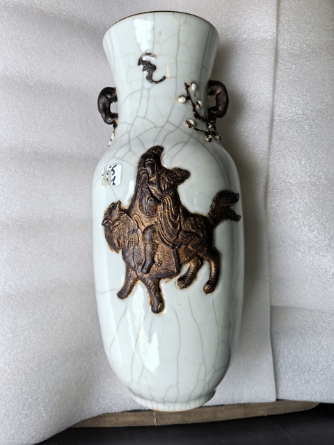 古玩陶瓷哥釉鐵骨泥貼塑人物瓶真品鑒賞圖