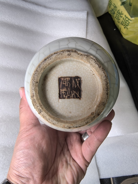 古玩陶瓷哥釉鐵骨泥貼塑人物瓶真品鑒賞圖