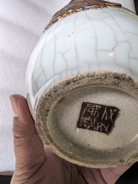 古玩陶瓷哥釉鐵骨泥貼塑人物瓶真品鑒賞圖