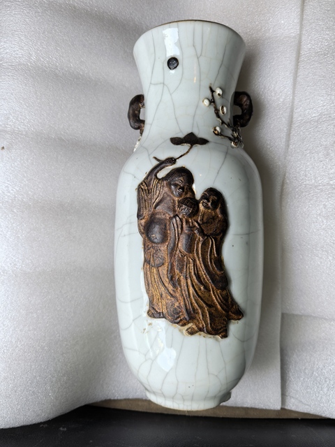 古玩陶瓷哥釉鐵骨泥貼塑人物瓶真品鑒賞圖