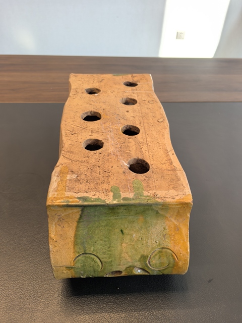 古玩陶瓷明三彩元寶枕真品鑒賞圖