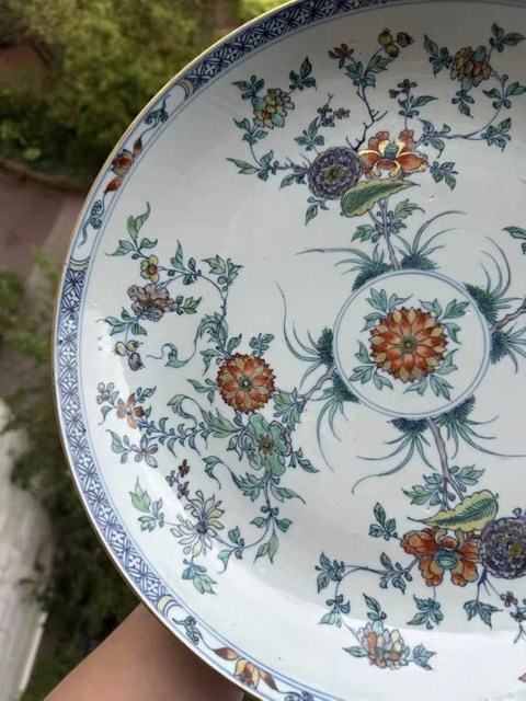 古玩陶瓷斗彩花卉紋盤真品鑒賞圖