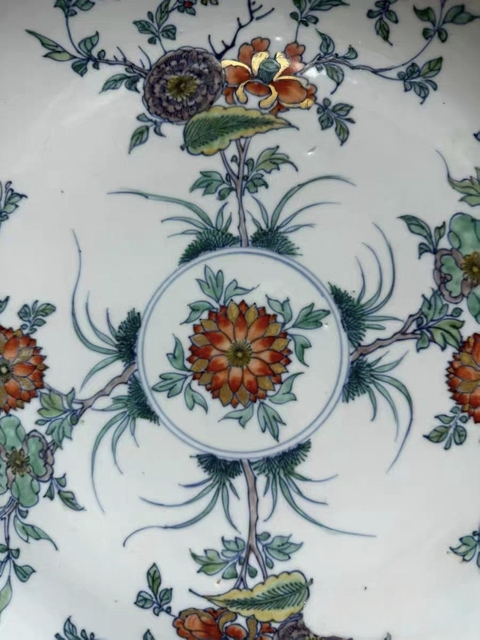 古玩陶瓷斗彩花卉紋盤真品鑒賞圖