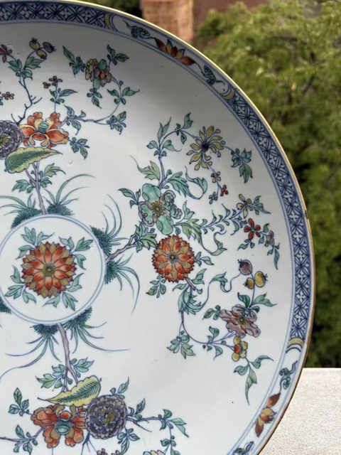 古玩陶瓷斗彩花卉紋盤真品鑒賞圖