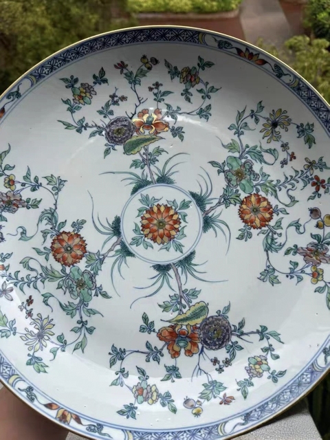 古玩陶瓷斗彩花卉紋盤真品鑒賞圖