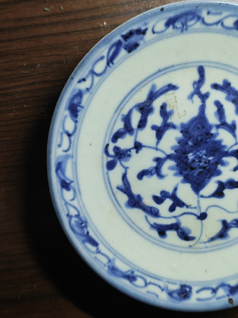 古玩陶瓷青花纏枝蓮紋盤真品鑒賞圖