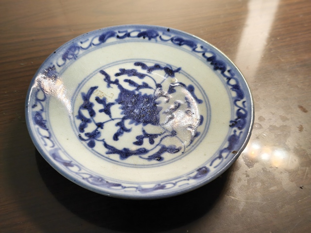 古玩陶瓷青花纏枝蓮紋盤真品鑒賞圖