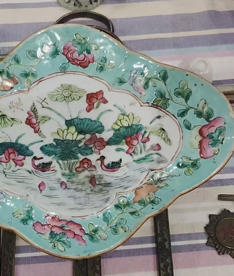 古玩陶瓷蓮池游禽滿池嬌粉彩海棠盤真品鑒賞圖