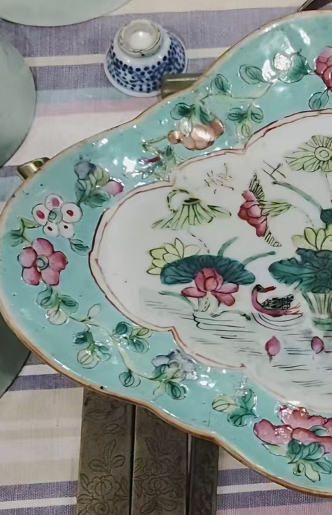 古玩陶瓷蓮池游禽滿池嬌粉彩海棠盤真品鑒賞圖