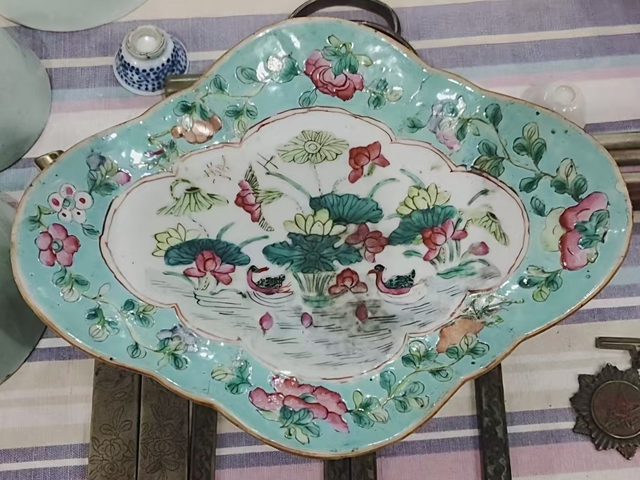 古玩陶瓷蓮池游禽滿池嬌粉彩海棠盤真品鑒賞圖