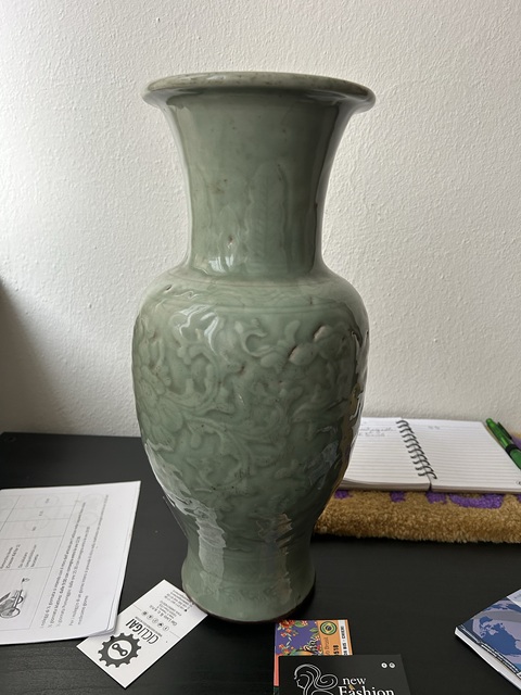 古玩陶瓷豆青釉花卉紋撇口瓶真品鑒賞圖