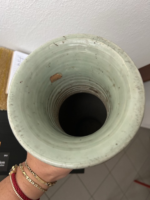 古玩陶瓷豆青釉花卉紋撇口瓶真品鑒賞圖