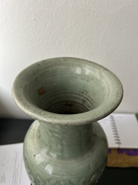 古玩陶瓷豆青釉花卉紋撇口瓶真品鑒賞圖