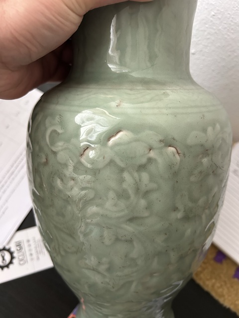 古玩陶瓷豆青釉花卉紋撇口瓶真品鑒賞圖