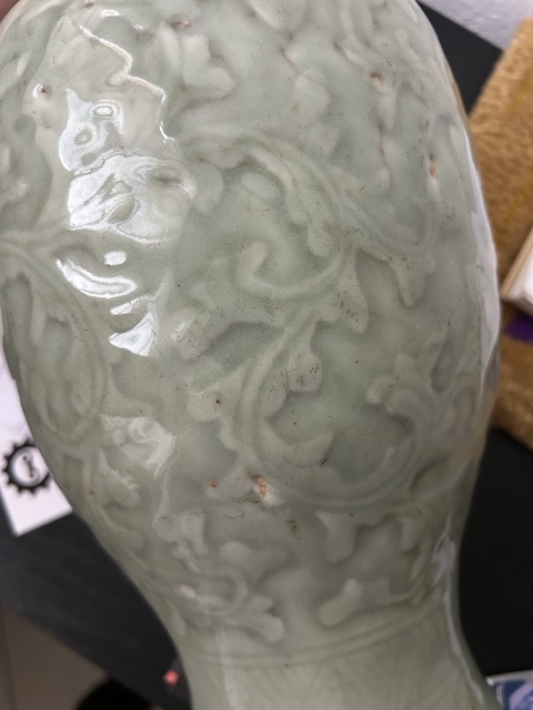 古玩陶瓷豆青釉花卉紋撇口瓶真品鑒賞圖