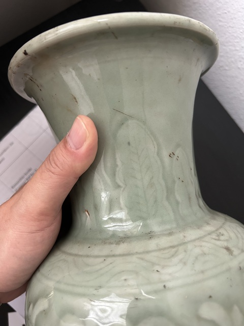 古玩陶瓷豆青釉花卉紋撇口瓶真品鑒賞圖