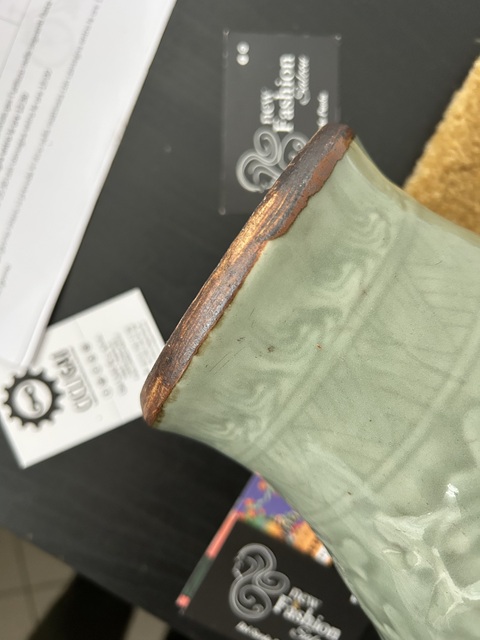 古玩陶瓷豆青釉花卉紋撇口瓶真品鑒賞圖