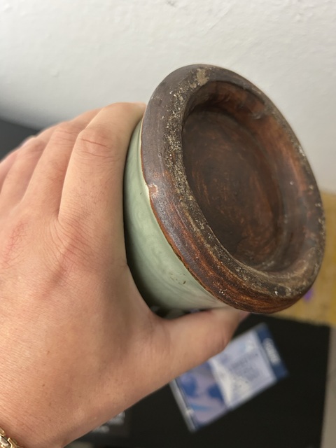 古玩陶瓷豆青釉花卉紋撇口瓶真品鑒賞圖