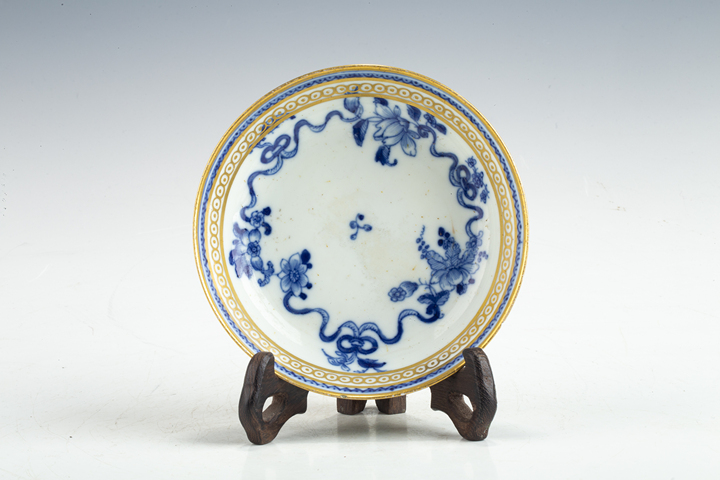 古玩陶瓷清乾隆·青花描金花卉紋小盤真品鑒賞圖