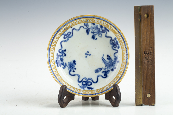 古玩陶瓷清乾隆·青花描金花卉紋小盤真品鑒賞圖