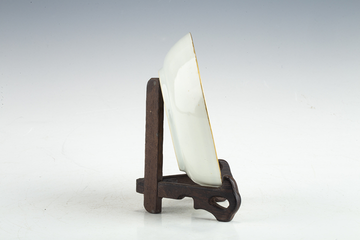 古玩陶瓷清乾隆·青花描金花卉紋小盤真品鑒賞圖