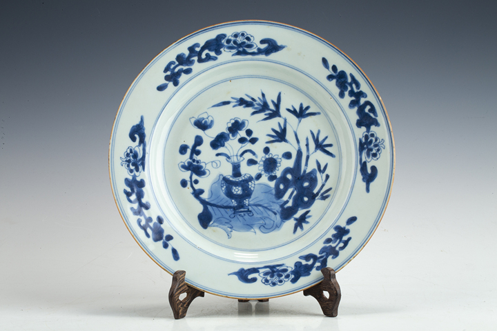 古玩陶瓷清康熙·青花博古花卉紋折沿盤真品鑒賞圖