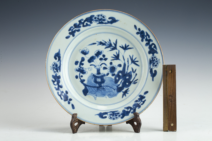古玩陶瓷清康熙·青花博古花卉紋折沿盤真品鑒賞圖