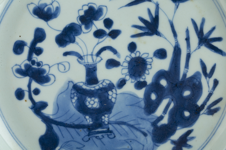 古玩陶瓷清康熙·青花博古花卉紋折沿盤真品鑒賞圖