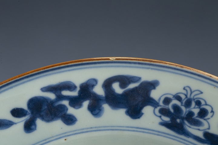 古玩陶瓷清康熙·青花博古花卉紋折沿盤真品鑒賞圖