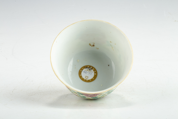 古玩陶瓷清末民初·粉彩花蝶紋杯一對
真品鑒賞圖