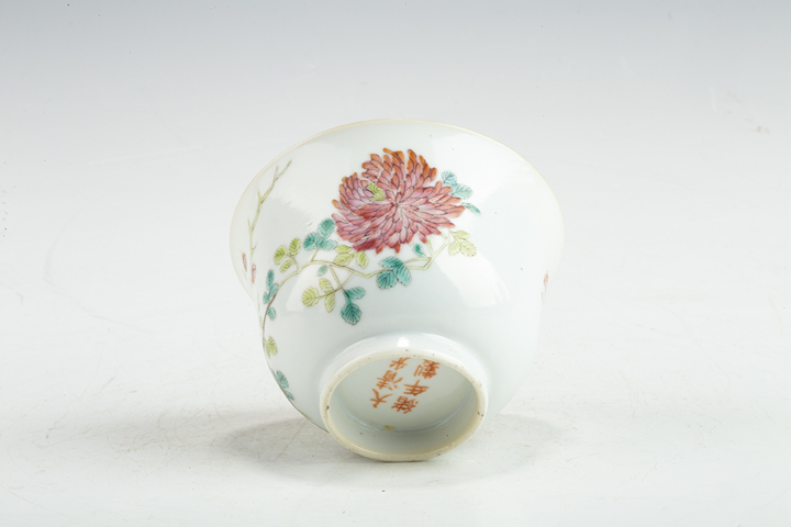 古玩陶瓷清末民初·粉彩花蝶紋杯一對
真品鑒賞圖